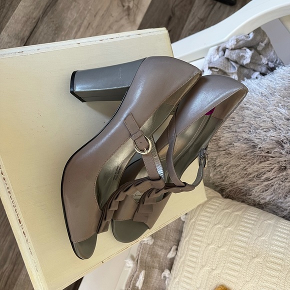 Gorgeous “greige” heels! Like new! - Picture 6 of 6